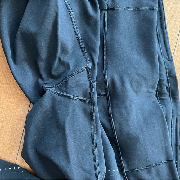 Black Lululemon cropped leggings - Picture 4 of 12
